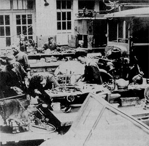 Beschädigte Fahrzeuge werden bei der Berliner Feuerwehr auf ihre Wiederverwendbarkeit untersucht