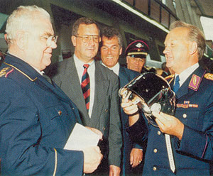 Die beiden befreundeten deutschen 'Feuerwehrgeneräle' Struve (West) und Pohl (Ost) bei einem Treffen